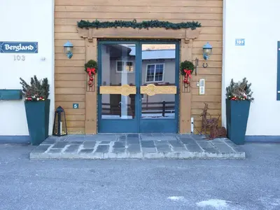 Eine Fassade oder ein Eingang zu Ferienhaus Bergland