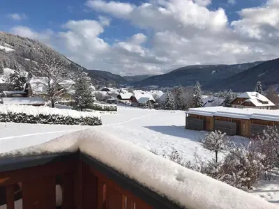 Ein allgemeiner Bergblick oder ein Berglick von des Bed & Breakfasts aus