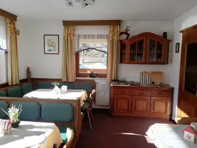 Ein Sitzbereich in der Unterkunft Haus Alpenheim