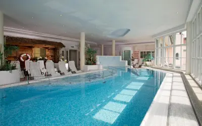 Der Swimmingpool an oder in der Nähe von Alpenhotel Neuwirt