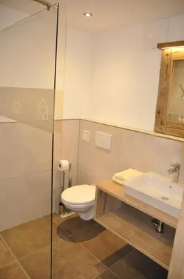 Ein Badezimmer in der Unterkunft Herzis Appartements