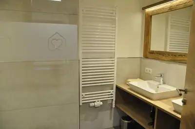 Ein Badezimmer in der Unterkunft Herzis Appartements