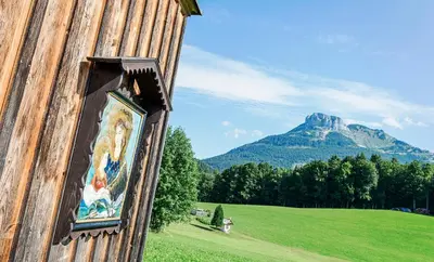 Ein allgemeiner Bergblick oder ein Berglick von des Ferienhauses aus
