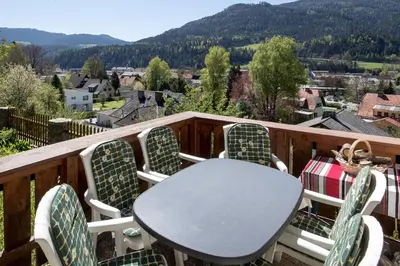 Ein allgemeiner Bergblick oder ein Berglick von der Ferienwohnung aus