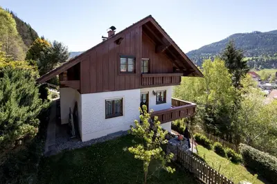 Ein allgemeiner Bergblick oder ein Berglick von der Ferienwohnung aus