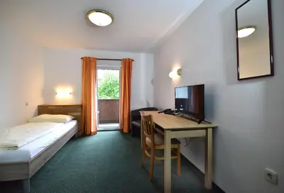 Ein Bett oder Betten in einem Zimmer der Unterkunft Hotel&Wirtshaus Sonne