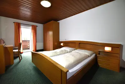 Ein Bett oder Betten in einem Zimmer der Unterkunft Hotel&Wirtshaus Sonne