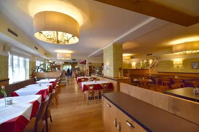 Ein Restaurant oder anderes Speiselokal in der Unterkunft Hotel&Wirtshaus Sonne