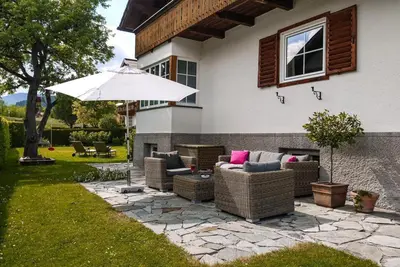 Ein Garten an der Unterkunft Ferienhaus Alpennest