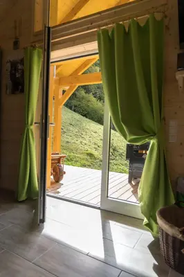 Ein Garten an der Unterkunft Almhuette MeineZeit