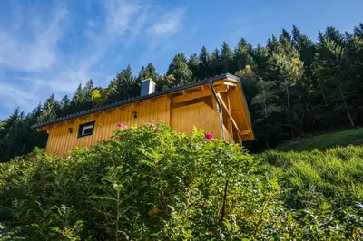 Das Gebäude in dem sich das Ferienhaus befindet