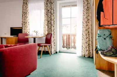 Ein Sitzbereich in der Unterkunft Hotel - Restaurant Goisererhof 3S