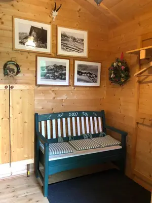 Ein Sitzbereich in der Unterkunft Zirbelhütte