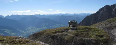 Ein allgemeiner Bergblick oder ein Berglick von des Hotels aus