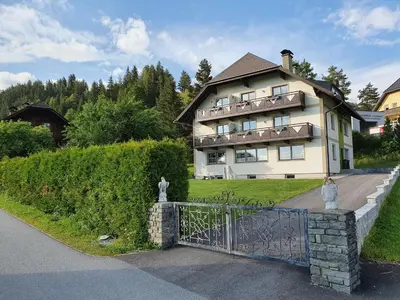 Das Gebäude in dem sich die Ferienwohnung befindet