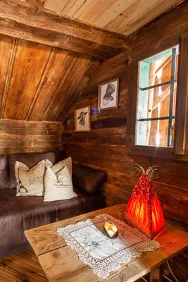 Ein Sitzbereich in der Unterkunft Romantische Hütte