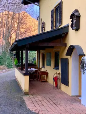 Das Gebäude in dem sich die Ferienwohnung befindet