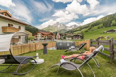 Ein allgemeiner Bergblick oder ein Berglick von des Aparthotels aus