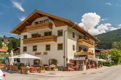 Ein allgemeiner Bergblick oder ein Berglick von des Aparthotels aus