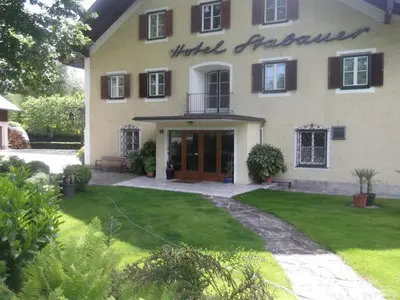 Ein Garten an der Unterkunft Hotel - Garni Stabauer