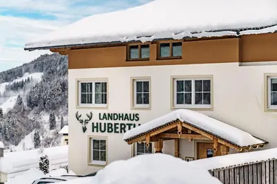Ein allgemeiner Bergblick oder ein Berglick von des Aparthotels aus