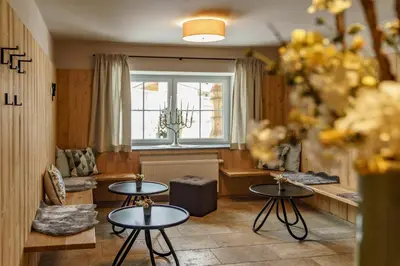 Ein Sitzbereich in der Unterkunft Landhaus Hubertus Wellness & Breakfast