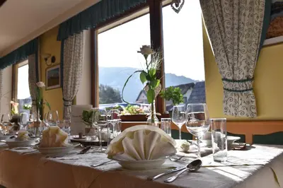 Ein allgemeiner Bergblick oder ein Berglick von des Gasthauses aus