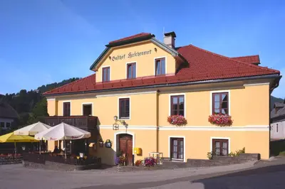 Das Gebäude in dem sich das Gasthaus befindet