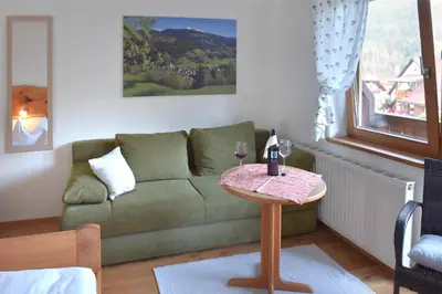 Ein Sitzbereich in der Unterkunft Gasthof Hirschenwirt
