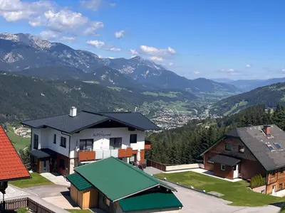 Ein allgemeiner Bergblick oder ein Berglick von der Ferienwohnung aus