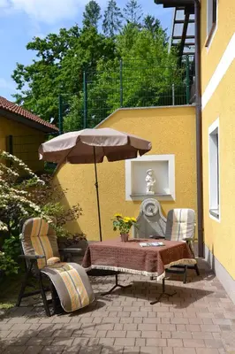 Ein Sitzbereich in der Unterkunft Gästehaus Reingruber