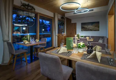 Ein Sitzbereich in der Unterkunft Hotel Häuserl im Wald
