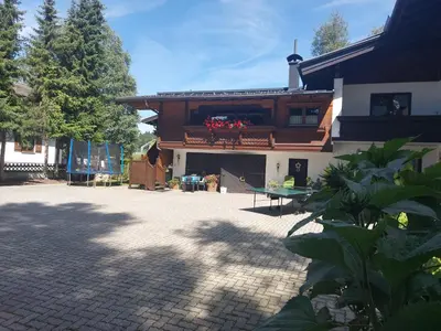 Das Gebäude in dem sich die Ferienwohnung befindet