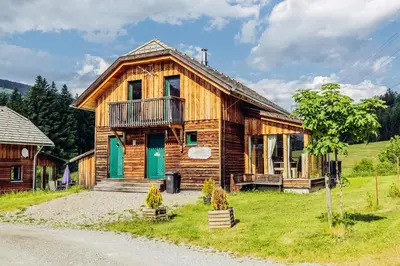 Das Gebäude in dem sich das Ferienhaus befindet