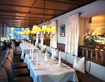 Ein Restaurant oder anderes Speiselokal in der Unterkunft Hotel Zinnkrügl