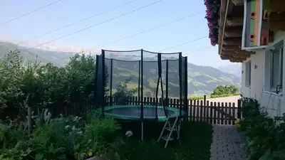 Ein allgemeiner Bergblick oder ein Berglick von des Bauernhofs aus