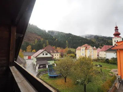 Ein allgemeiner Bergblick oder ein Berglick von des Gasthauses aus