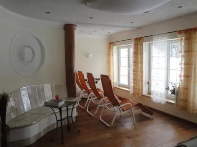 Ein Sitzbereich in der Unterkunft Hotel Sportpension Reiter