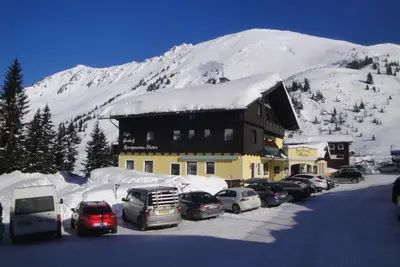 Ein allgemeiner Bergblick oder ein Berglick von des Hotels aus