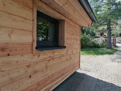 Das Gebäude in dem sich das Ferienhaus befindet