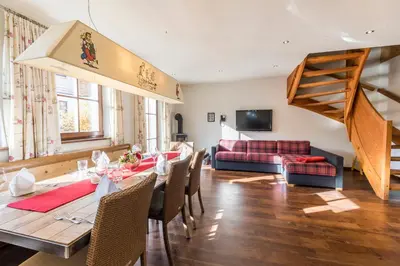 Ein Sitzbereich in der Unterkunft Alpenchalets Flachauer Gutshof
