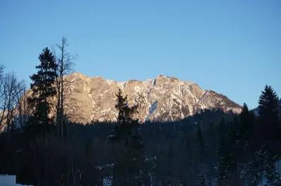Ein allgemeiner Bergblick oder ein Berglick von des Ferienhauses aus