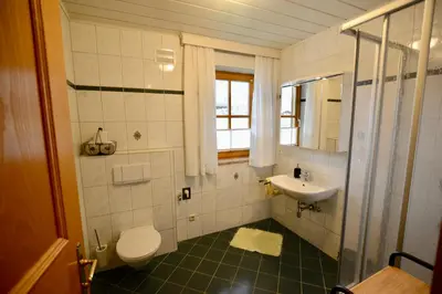 Ein Badezimmer in der Unterkunft Haus Margit