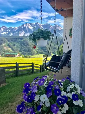 Ein allgemeiner Bergblick oder ein Berglick von des Aparthotels aus