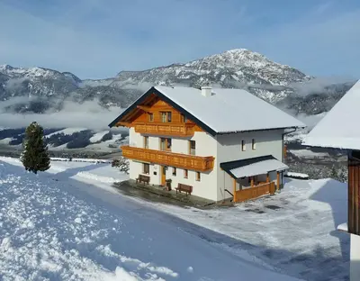 Ein allgemeiner Bergblick oder ein Berglick von des Bauernhofs aus
