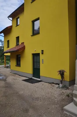 Das Gebäude in dem sich die Ferienwohnung befindet
