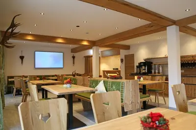 Ein Restaurant oder anderes Speiselokal in der Unterkunft Apartments Schmiedgut