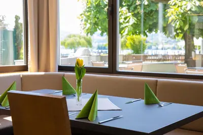 Ein Restaurant oder anderes Speiselokal in der Unterkunft Seehotel im Weyer