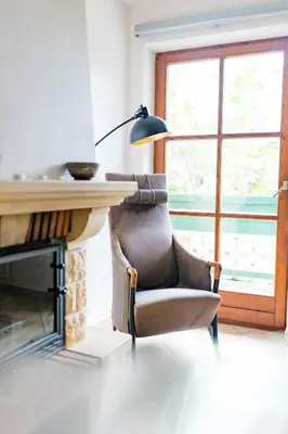 Ein Sitzbereich in der Unterkunft Tauglerei Appartement Kamin in den Zauberbergen