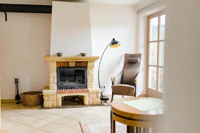 Ein Sitzbereich in der Unterkunft Tauglerei Appartement Kamin in den Zauberbergen